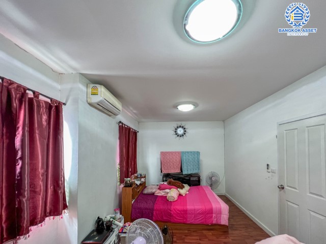 *****ทาวน์เฮ้าส์มือสองย่านนนทบุรี ม.พฤกษาวิลล์33 ปิ่นเกล้า-วงแหวน2 บนเนื้อที่ 19.5 ตร.ว. ฟังก์ชัน 3 ห้องนอน 2 ห้องน้ำ 1 ที่จอดรถ บ้านพร้อมอยู่ ต่อเติมครัว และโรงรถ ทำเลดีเดินทางได้หลายเส้นทาง ใกล้รถไฟฟ้าสายสีม่วง "สถานีตลาดบางใหญ่" และทางด่วน "ศรีรัช"